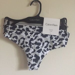 Calvin Klein Seamless Thong Panties Gray Black SM